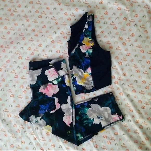 Gorgeous Old Navy Workout Leggings Size L. Med.-High Compression. Like New. - Picture 2 of 3